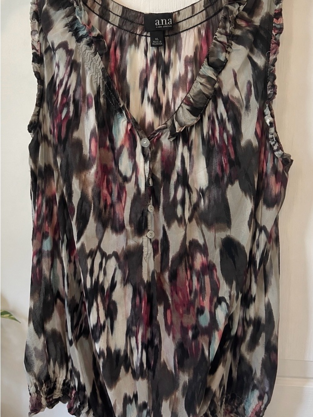 a.n.a Multicolor Sleeveless Ruffled V-Neck Blouse with Abstract Print
